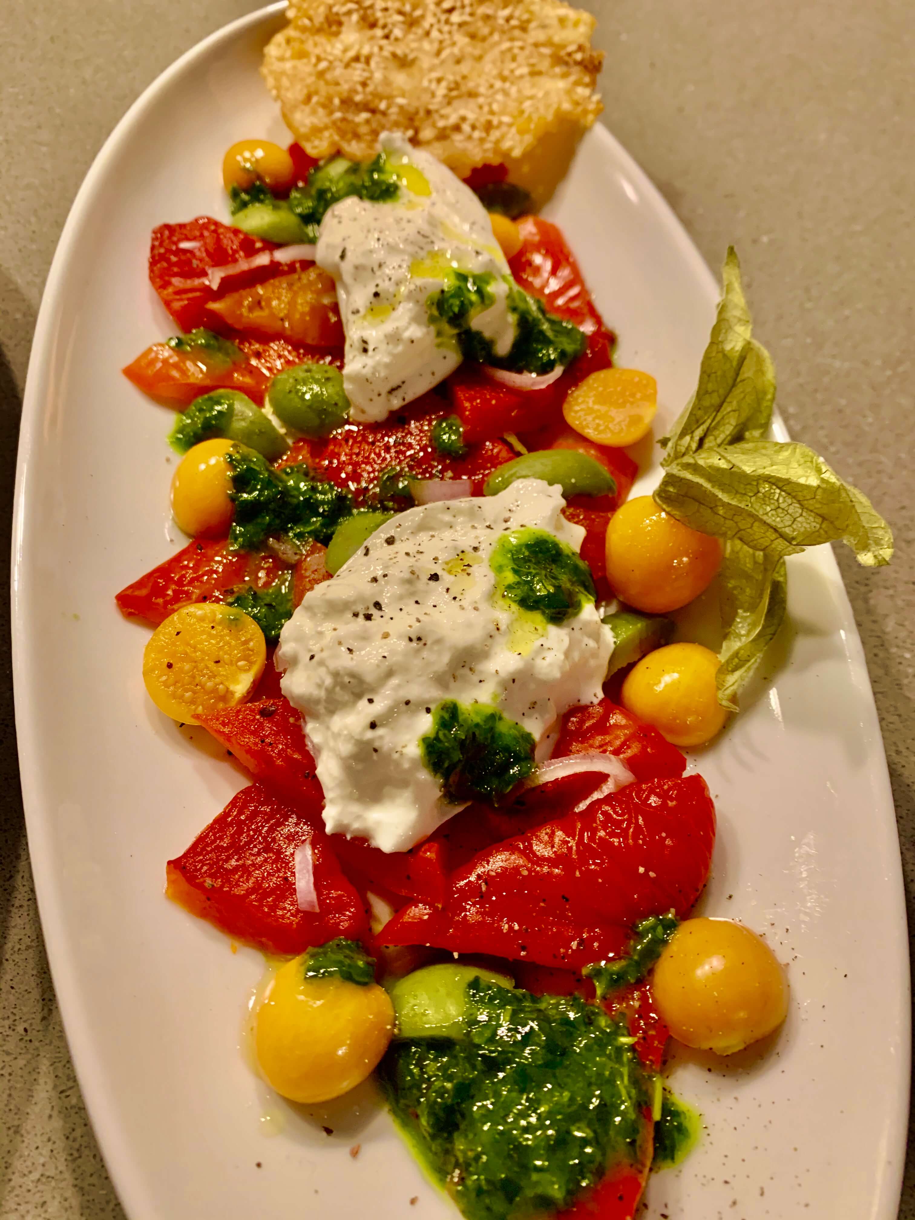 Paprika-Physalis-Salat mit Burrata – AUFGEGABELT